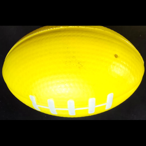 Pelota squishy antiestrés rugby amarilla